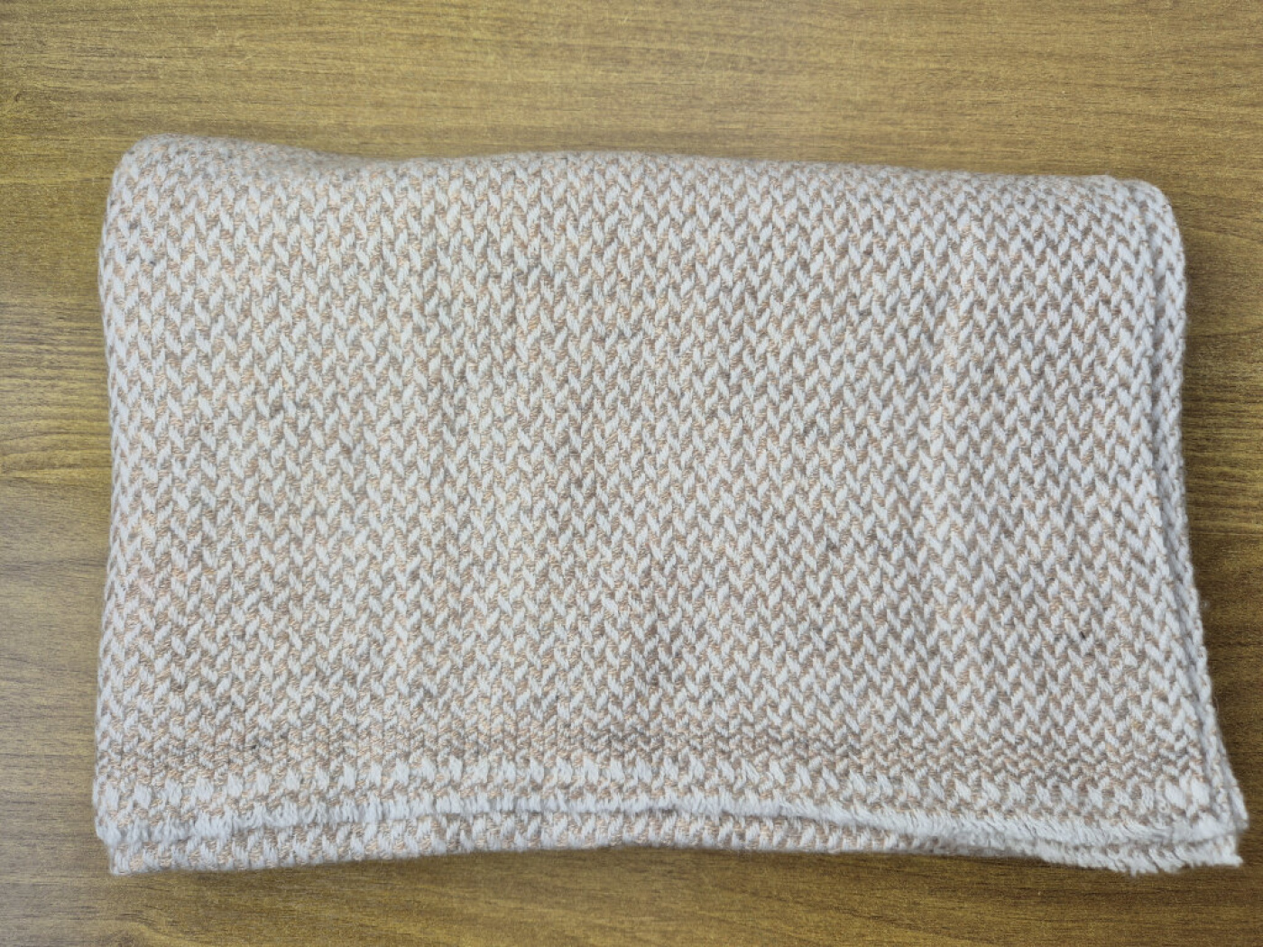 Handgewebter Stola in Champagner-Rosé mit feinem Rauten-Webmuster – LWH Nepal